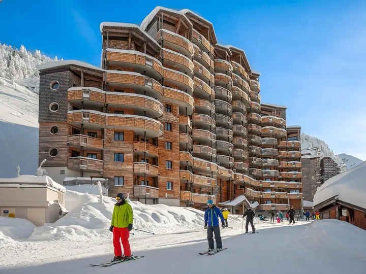 Pierre & Vacances Residence Atria-Crozats in Avoriaz, with skiers passing the front of the building