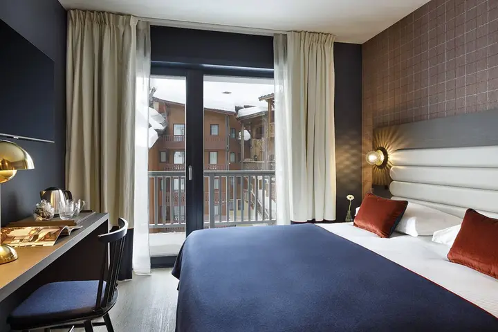 Classic room at Hotel Marielle in Val Thorens, with a double bed and a balcony door